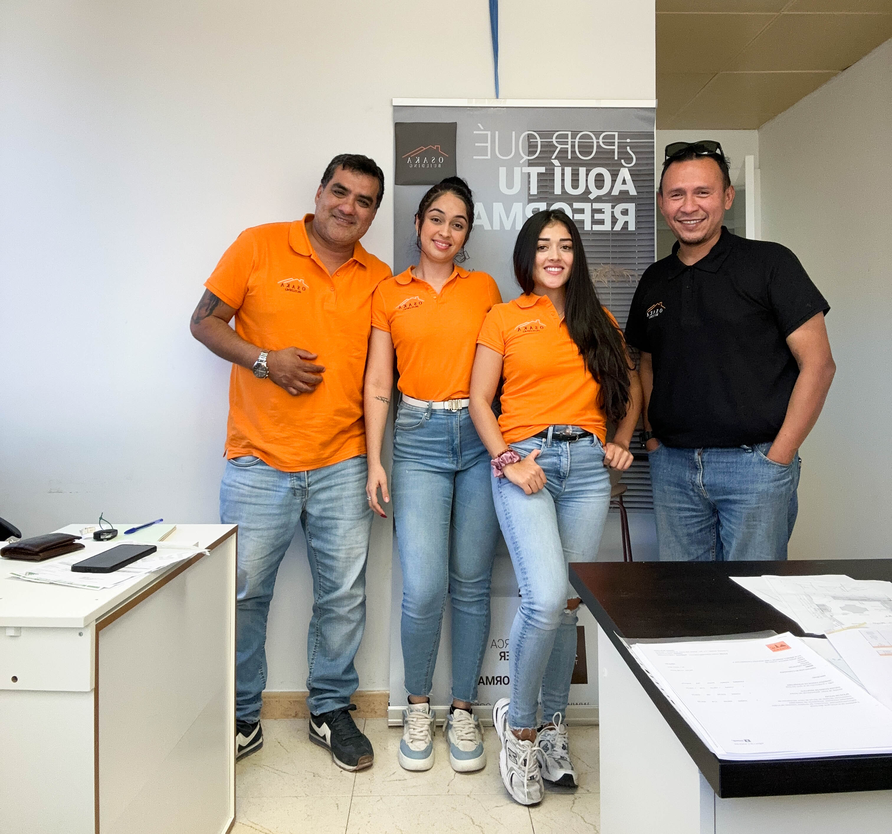 Equipo de Osaka Building en la oficina